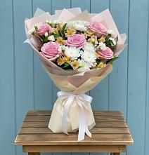 Букет цветов из:  Гвоздики, Орхидеи и Розы в Заветном Краснодарского края