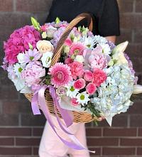Цветочная композиция из Розы, Хризантемы, Пионы и Лизиантусы в корзине в Заветном Краснодарского края