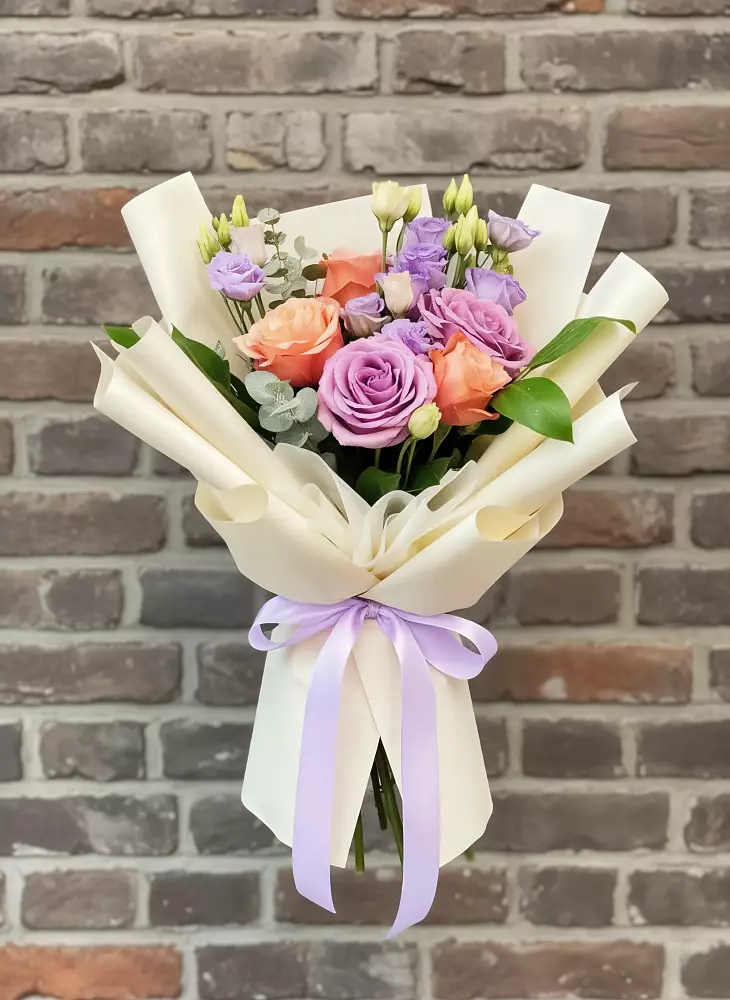 Букет цветов из: Лизиантусы и Розы в Заветном Краснодарского края