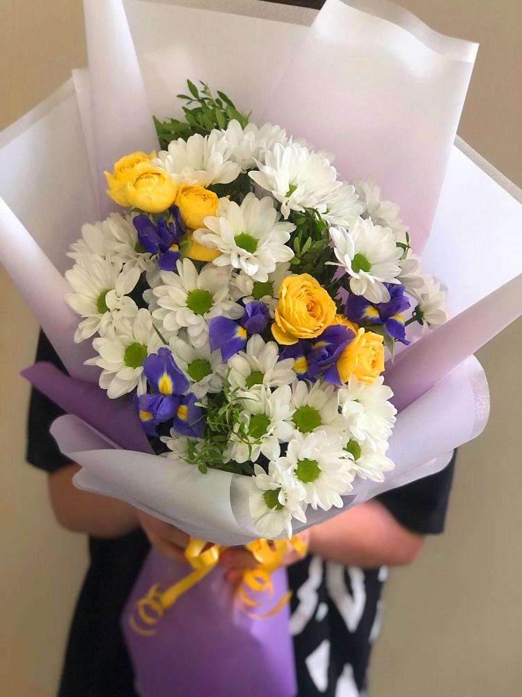 Букет цветов из: Ирисы, Хризантемы и Розы в Заветном Краснодарского края