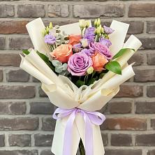 Букет цветов из:  Лизиантусы и Розы в Заветном Краснодарского края