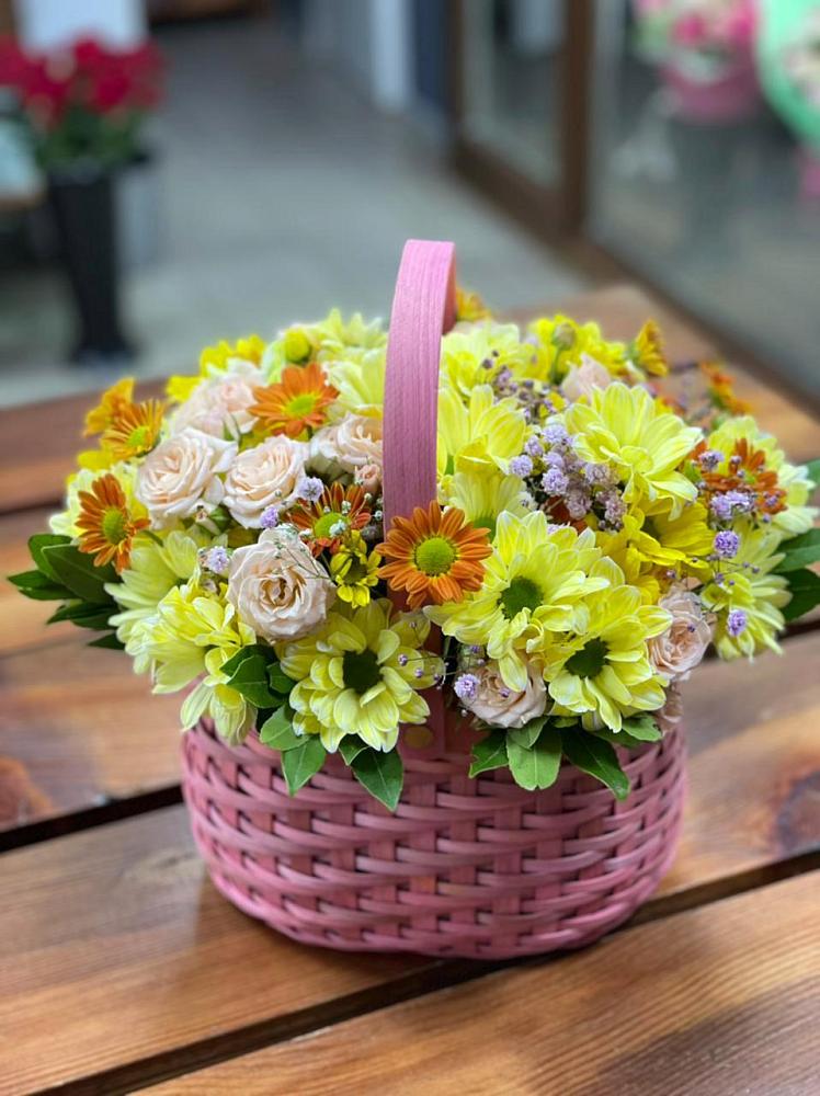 Цветочная композиция из Хризантемы и Розы в корзине в Заветном Краснодарского края