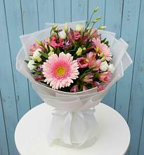 Букет цветов из:  Герберы, Альстромерии и Лизиантусы в Заветном Краснодарского края