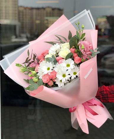 Букет цветов из: Розы, Лизиантусы и Хризантемы в Заветном Краснодарского края