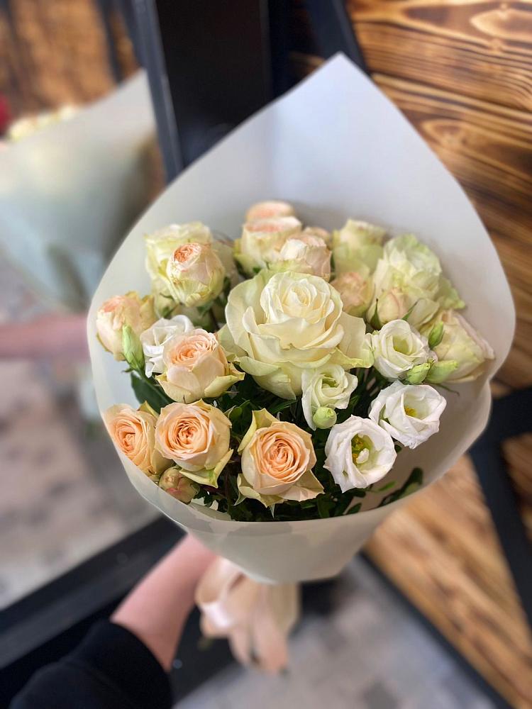 Букет цветов из: Розы и Лизиантусы в Заветном Краснодарского края